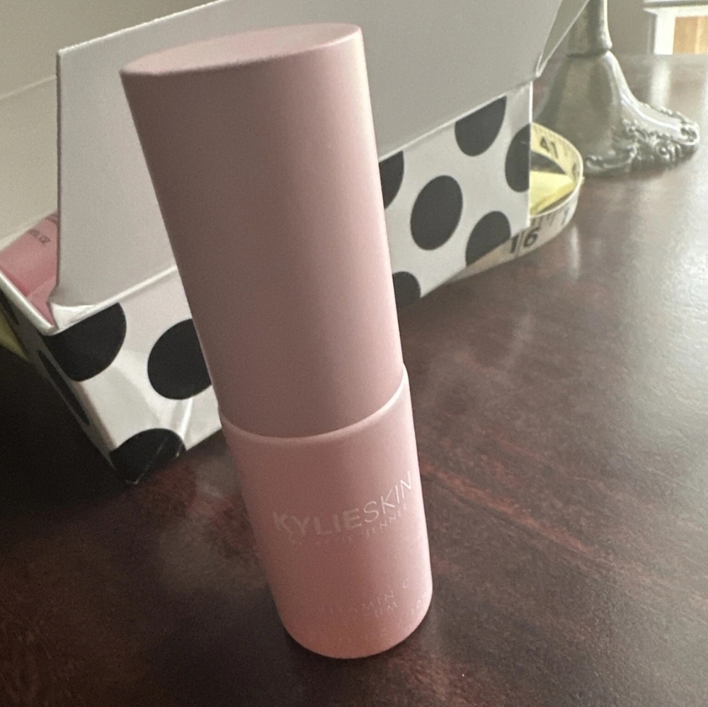 KYLIESKIN By Kylie, Jenner, Vitamin C Serum .30 oz - Picture 2 of 3